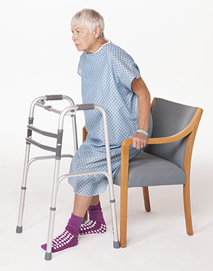 Стул после 40. Стул для больных позвоночником. Высокий стул для реабилитации. Ортопедический стул для тазобедренного сустава. Больной стульчик.